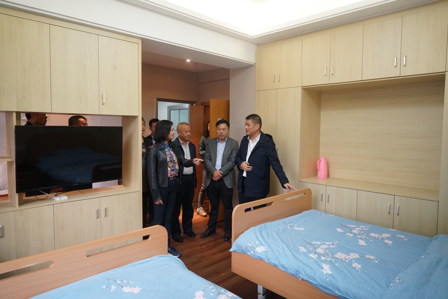 8.參觀鶴鳴山老年養(yǎng)護中心房間，詳細了解房間適老化設施以及入住費用情況等.JPG